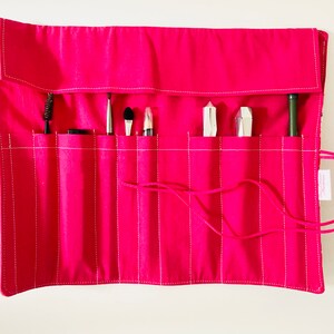 Trousse à pinceaux de maquillage ou de peinture en tissus japonais rose à fleurs blanche et mauves et tissu de coton rose image 3