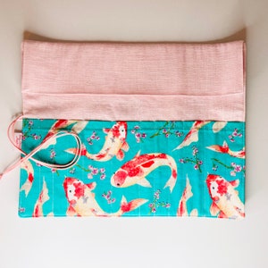Trousse à pinceaux en tissu coton carpes koi vert intérieur en tissu coton rose pale image 2