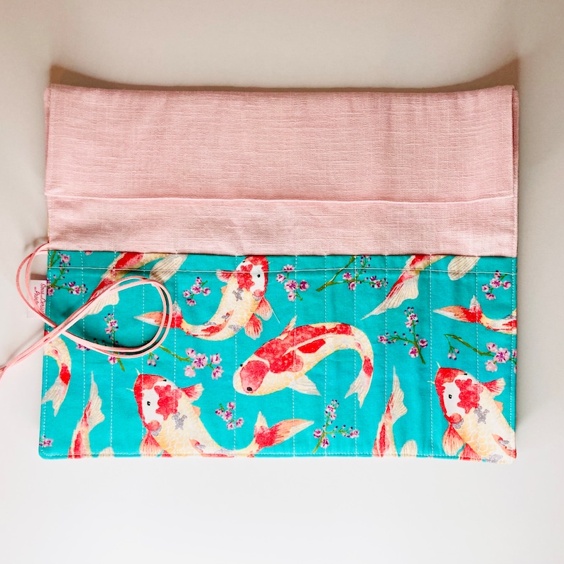 Trousse à pinceaux en tissu coton carpes koi vert intérieur en tissu coton rose pale image 2