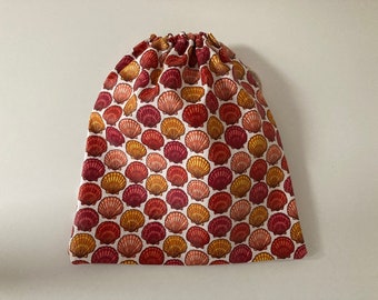 Waterproof wet swimsuit bag in coated cotton fabric with scallop shell patterns