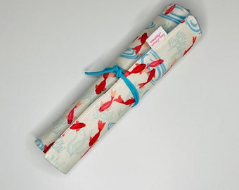 Trousse à pinceaux en tissu coton poissons rouges intérieur en tissu de lin bleu ciel