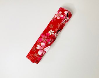 Trousse à pinceaux de maquillage ou de peinture en tissus japonais rouge à fleurs et tissu rose pâle assorti.