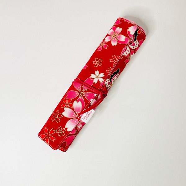 Trousse à pinceaux de maquillage ou de peinture en tissus japonais rouge à fleurs et tissu rose pâle assorti.