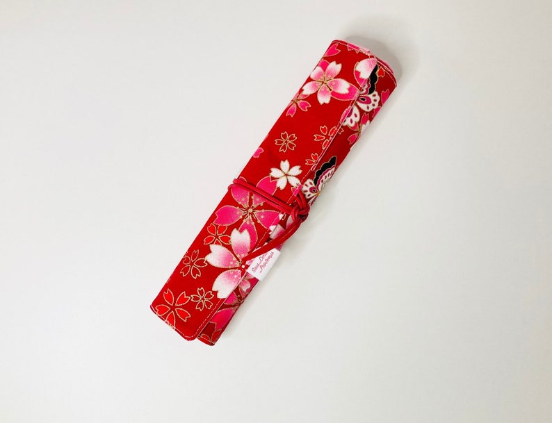 Kit de brochas de maquillaje o pintura en tela japonesa roja con flores y tela rosa palo a juego. imagen 1