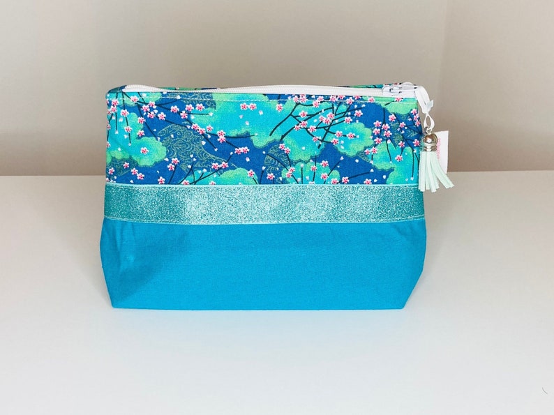 Make-uptasje van turkooisblauwe katoenen stof en Japanse stof met kleine kersenbloesems afbeelding 1
