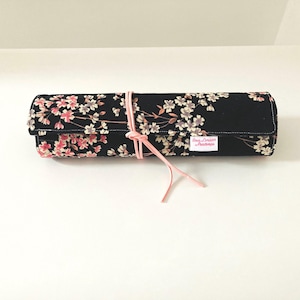 Trousse à pinceaux en tissu coton noir à fleurs japonaises intérieur noir