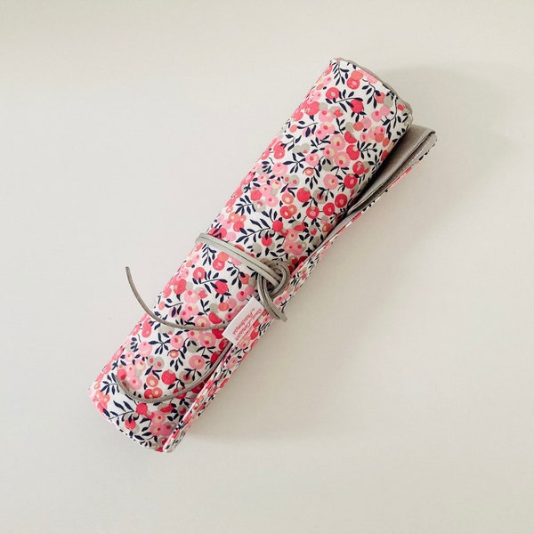 Trousse à pinceaux de maquillage ou de peinture, en tissus liberty rose et lin gris perle.