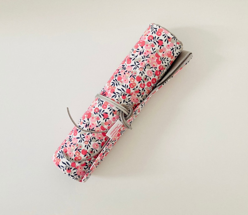 Trousse à pinceaux de maquillage ou de peinture, en tissus liberty rose et lin gris perle. image 1