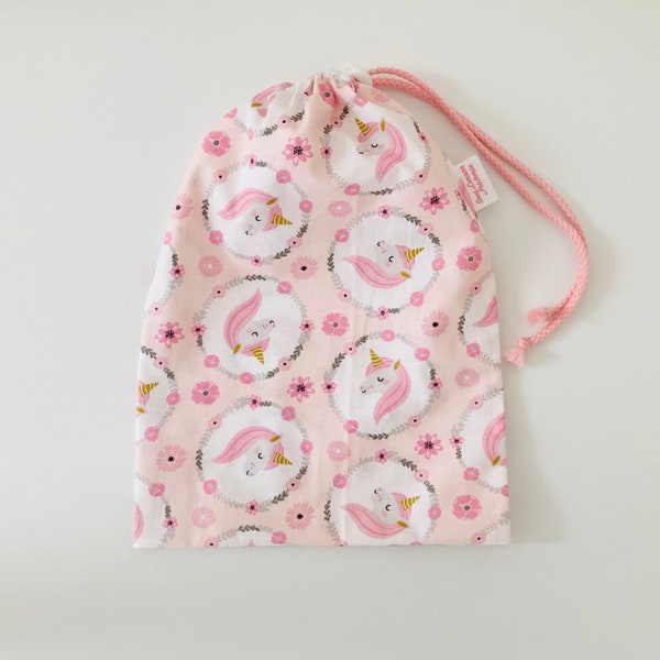 Sac imperméable pour maillot de bain mouillé en tissu coton enduit rose pale motifs licornes