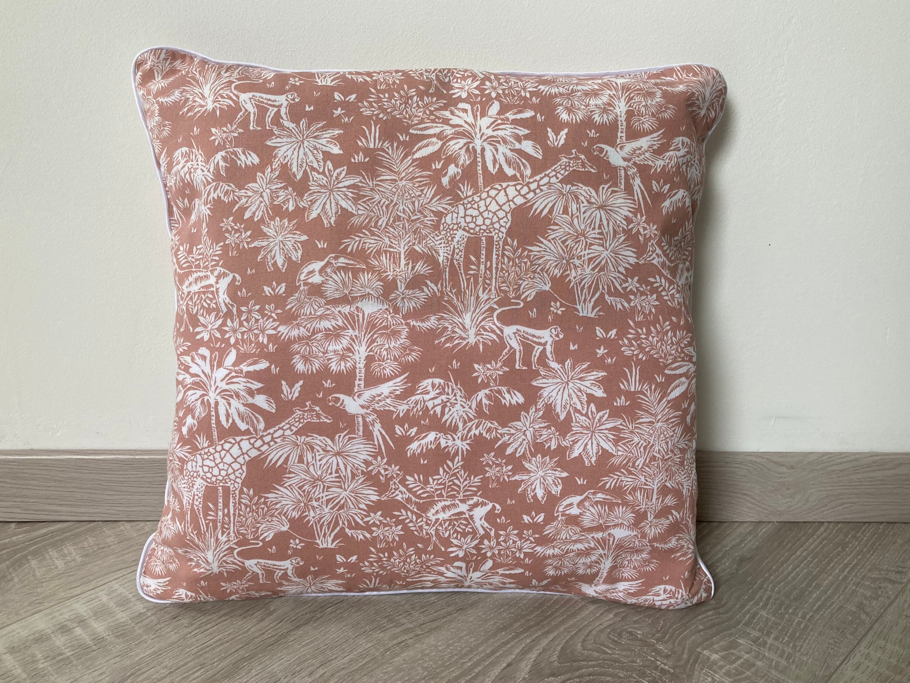Housse de Coussin 40x40cm en Tissu Rose Coton Motifs Animaux Savane Style Toile Jouy