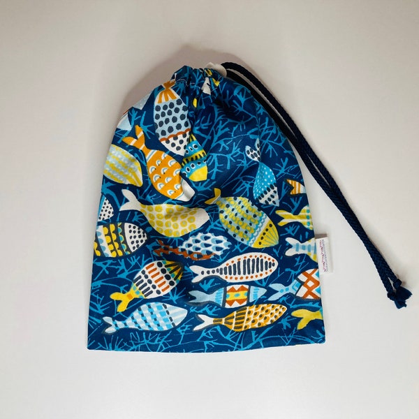 Sac pour maillot de bain mouillé imperméable en tissu coton enduit bleu motifs poissons multicolores