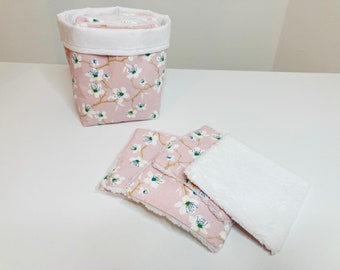 Lingettes démaquillantes et panier en tissu japonais rose à fleurs d’amandiers blanches et éponge de bambou biologique oeko tex blanche.