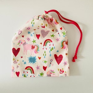 Wasserdichte Tasche für nassen Badeanzug aus cremeweiß beschichtetem Baumwollstoff mit rosa Einhornmuster