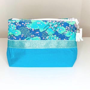 Borsa per il trucco in tessuto di cotone blu turchese e tessuto giapponese con piccoli fiori di ciliegio