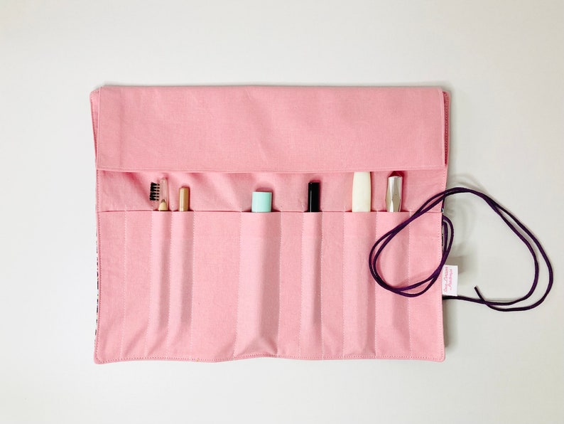 Trousse à pinceaux de maquillage ou de peinture en tissus à fleurs comme dans un tableau de Monet, intérieur en tissus coton rose assorti. image 4