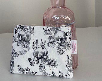 Mini pencil case in white fabric with skull print