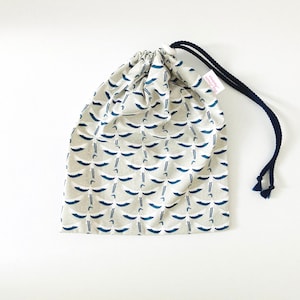 Wasserdichter Beutel für nasse Badeanzüge, aus beschichtetem Baumwollgewebe mit einem Muster aus kleinen japanischen Kranichen.