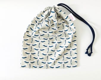 Bolsa impermeable para trajes de baño mojados, confeccionada en tela de algodón revestida con un estampado de pequeñas grullas japonesas.