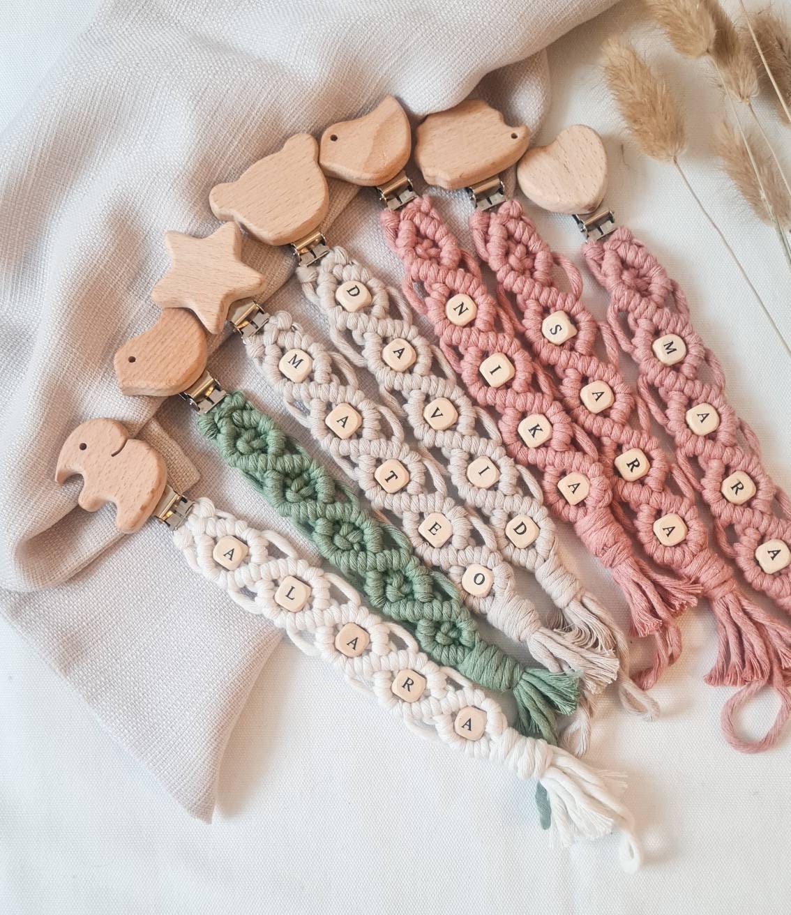 Personalized Macrame Baby Pacifier Clip, Baby Name Dummy Clip Personalized, Personalized gift for baby showering for Baby Girl or Boy