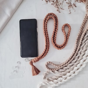 Chaîne de coque de téléphone en macramé à bandoulière avec adaptateur universel, sangle de téléphone bohème en macramé fait main, chaîne de tour de cou minimaliste avec pompon