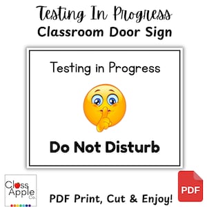 以下が含まれることがあります： 「Testing In Progress」と「Do Not Disturb」という黒い文字が書かれた白い教室のドアサイン。青い目と口に指を当てた黄色の絵文字が特徴です。サインはPDFプリントです。