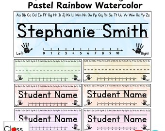 Può includere: Etichette per nomi da scrivania ad acquerello arcobaleno pastello con il nome "Stephanie Smith" e spazi per i nomi degli studenti. Ogni etichetta include una guida alla scrittura, una linea numerica e grafiche di impronte di mani. Stampabile e modificabile.