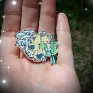 Kurioser Emaille Pin