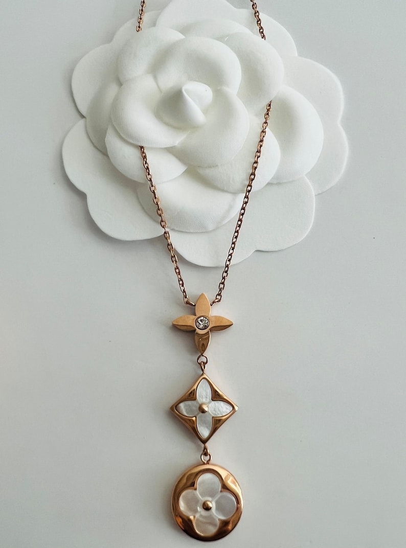 Beautiful Rose Gold Necklace . Flower Necklace With Natural Mother of ...