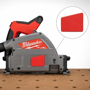Puede incluir: Una sierra de incisión Milwaukee Fuel con carcasa gris, detalles rojos y mango negro. La herramienta muestra el logotipo de Milwaukee Fuel en texto blanco sobre fondo rojo. Un componente rectangular rojo se muestra en un recuadro circular.