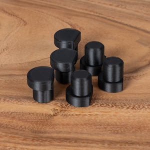 以下が含まれることがあります： 黒ゴム製の家具脚6個セット。脚は丸型で、わずかにドーム型のトップがあります。家具を傷から守り、滑りを防ぐように設計されています。