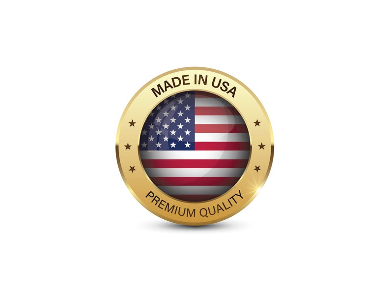 Puede incluir: Insignia dorada con la bandera de Estados Unidos y el texto "Made in USA Premium Quality".