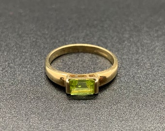 14K Gold /& Peridot Ring Vibrant Peridot Gemstone in Bright Cut 14K Gold Ribboned Band Size 7.75