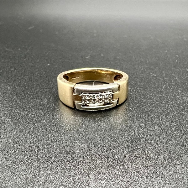 Schnalle Stil 9ct Gold und Diamant Ring Größe J.