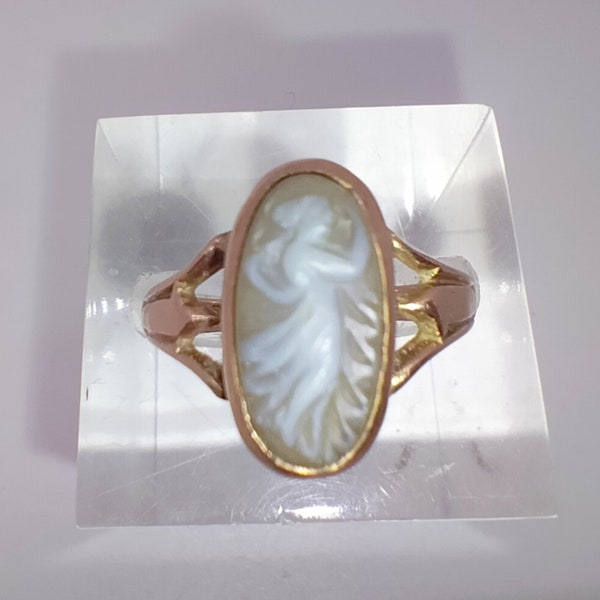 Fully hallmarked Edwardian antique 9ct gold ring set with classical figure of a lady in white carved  cameo.