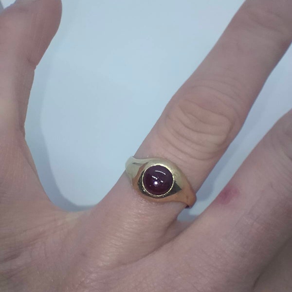 Really lovely vintage fully hallmarked 9ct gold and red garnet cabochon ring. Antique style