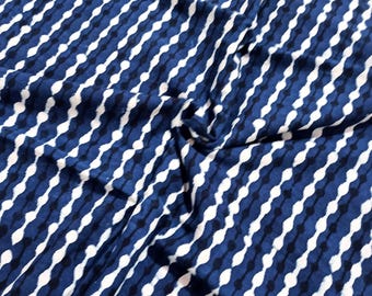 Peut inclure: Gros plan sur un tissu bleu avec un motif répétitif de lignes diagonales blanches et noires. Le tissu est légèrement froissé, créant des ombres et de la texture. Le motif est uniforme sur toute la matière.