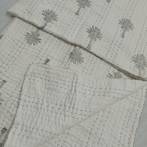 Witte kantha-quilt met zwarte palmblokprint, handgestikte witte katoenen quilt, tropisch boho-beddengoed, lichtgewicht zomerquilt.