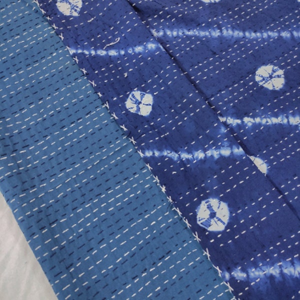 Shibori Indigo Kantha Hand-Blockdruck-Baumwollbettdecke, Wendbare Baumwolldecke in Dunkelblau mit Batikmuster.