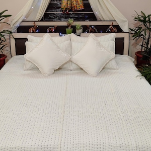 白いハンドメイドカンタキルト、ブラックステッチコットンベッドスプレッド、手縫いのミニマリストボヘミアン寝具、インドのキルト。