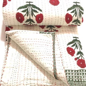 Czerwona narzuta Kantha z motywem kwiatowym, bawełniana narzuta z nadrukiem ręcznym, miękka bawełniana narzuta, narzuta w stylu boho, ręcznie robiona indyjska narzuta, narzuta pościelowa w stylu boho.