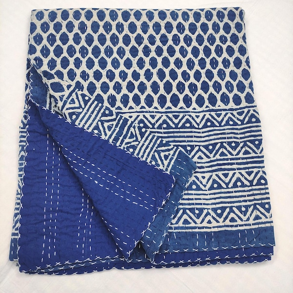 Handgefertigte indigoblaue Kantha-Steppdecke: Wendbare Tagesdecke aus Baumwolle, Überwurfdecke mit Stammesmuster.