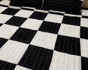 Edredón Kantha de patchwork en blanco y negro, manta de algodón hecha a mano, ropa de cama bohemia india, manta tamaño king.