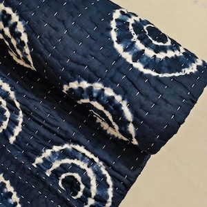 Indigo Shibori Kantha-täcke, handgjord tie dye-bomullsfilt, indiskt handsytt överkast, boho sängkläder.