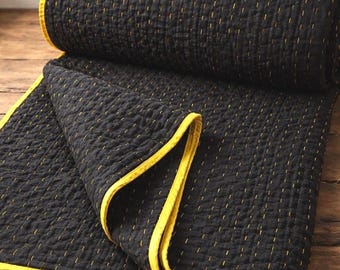 Manta de algodón india, edredón Kantha negro hecho a mano con costuras amarillas, manta de cama minimalista estilo boho.