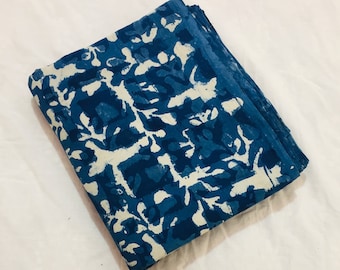 Tissu 100 % coton bleu indigo imprimé feuilles, teinture végétale naturelle, matériau vestimentaire pour vêtements pour femmes, tissu de course indien 1 à 10 yards RAJ # 134