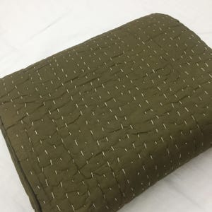 Edredón Kantha hecho a mano en color verde oliva, ropa de cama minimalista estilo boho, manta de algodón indio, edredón tamaño king.