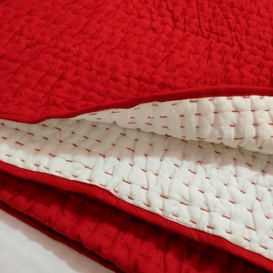 Trapunta Kantha fatta a mano, rossa e bianca, biancheria da letto minimalista in stile boho, coperta reversibile in cotone, trapunta matrimoniale.