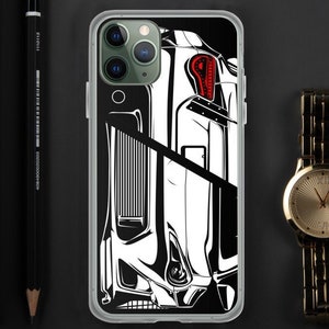 Peut inclure: Une coque de téléphone transparente avec une illustration en noir et blanc d'une voiture au dos. La voiture est une silhouette avec des feux arrière rouges. La coque de téléphone est conçue pour un iPhone.