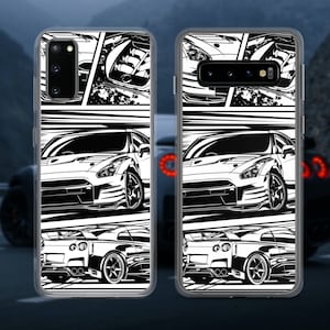 Puede incluir: Una funda transparente para teléfono con un diseño gráfico en blanco y negro de un coche deportivo. El diseño presenta varias imágenes del coche desde diferentes ángulos, incluyendo la parte delantera, lateral y trasera. La funda es compatible con un teléfono Samsung Galaxy S10.