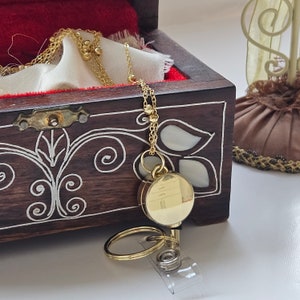 Cordão de corrente de satélite de aço inoxidável, porta-crachá de identificação, colar longo e bonito de ouro com carretel de crachá retrátil e chaveiro, ideia de presente de Natal